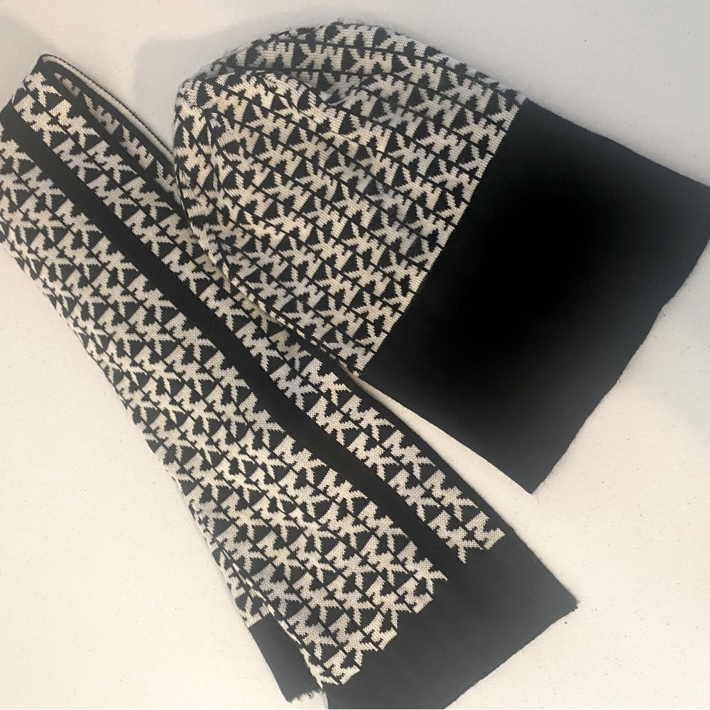 New Michael Kors Scarf and Hat Set
